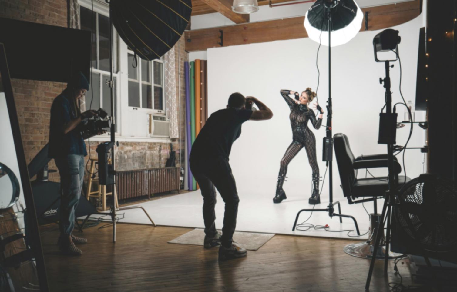 Studenti che lavorano su progetti di motion graphics con setup multi-monitor