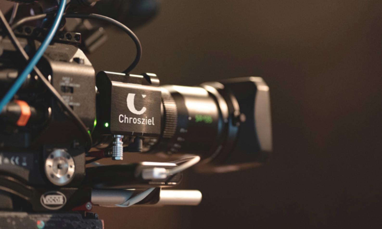 Workspace creativo con tablet da disegno e sketches per storyboard