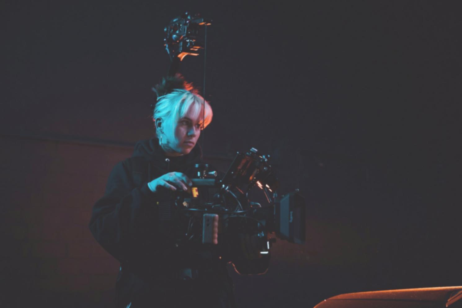 Studio di motion graphics con postazioni di lavoro moderne e schermi per l'editing video