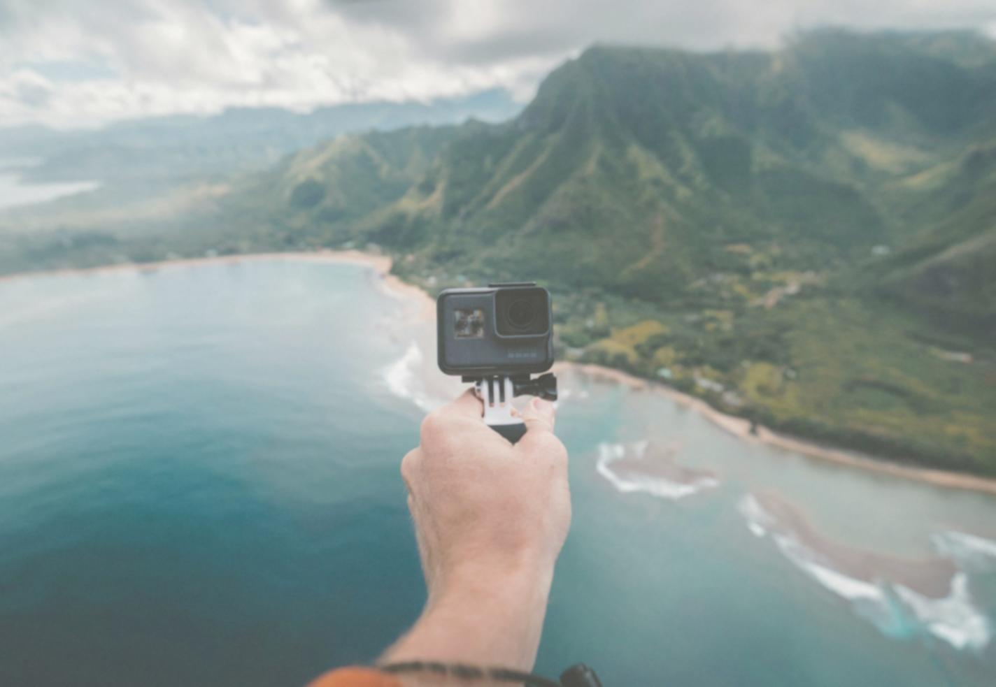 Aula moderna con studenti che lavorano su progetti di motion graphics